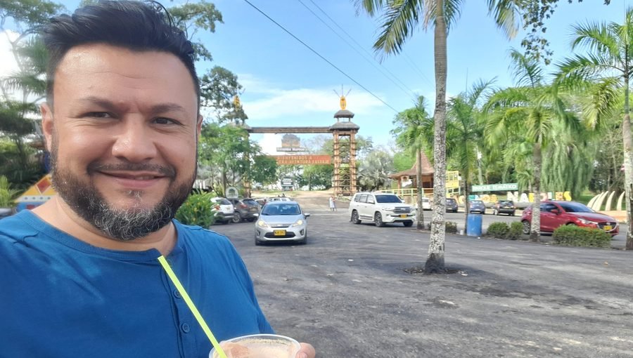 William de Llévame en la entrada de Hacienda Nápoles